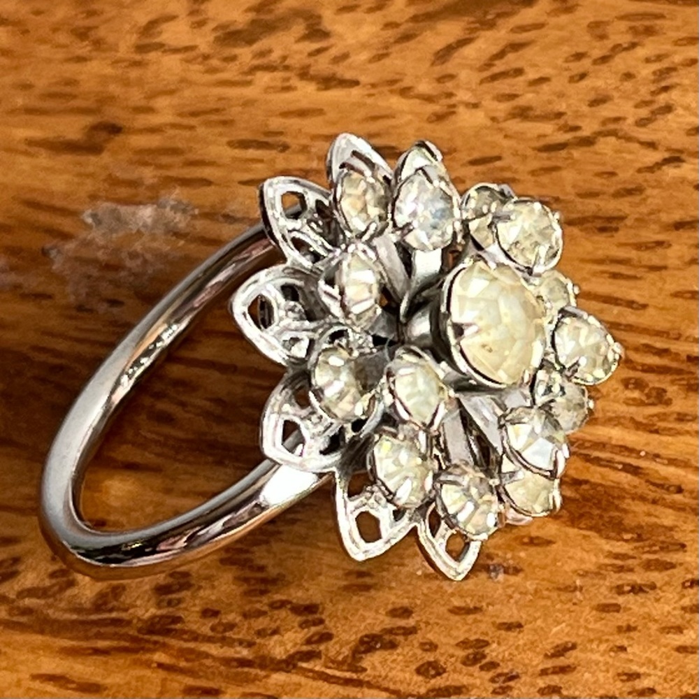 Sarah Coventry Silvertone Rhinestone Flower Cocktail Ring Size 7.25 Adjustable